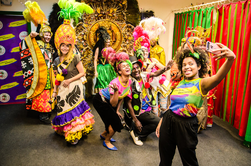 Carregue imagem no visualizador da galeria¡Vive la Magia del Carnaval: Creación de Disfraces y Visita al Taller de una Escuela de Samba