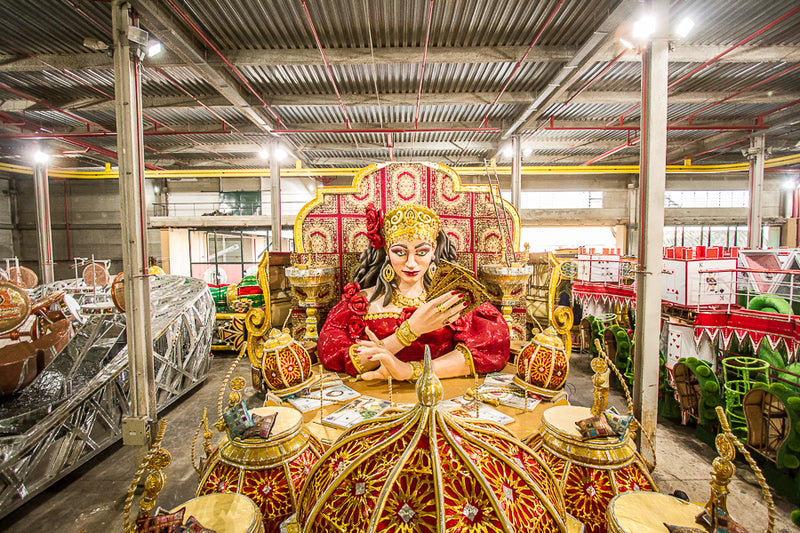 Carregue imagem no visualizador da galeria¡Vive la Magia del Carnaval: Creación de Disfraces y Visita al Taller de una Escuela de Samba