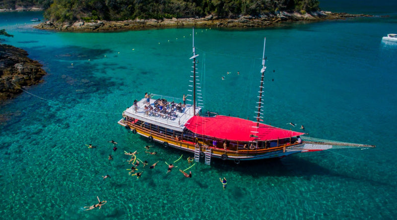Carregue imagem no visualizador da galeriaPasseio de Escuna por Angra dos Reis saindo do Cais de Angra