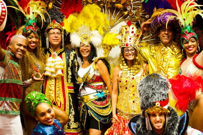 Vive la magia del Carnaval: crea disfraces y visita un taller de una escuela de samba.