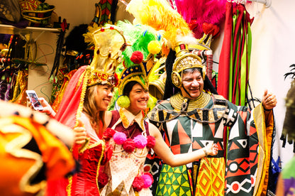 Vive la magia del Carnaval: crea disfraces y visita un taller de una escuela de samba.