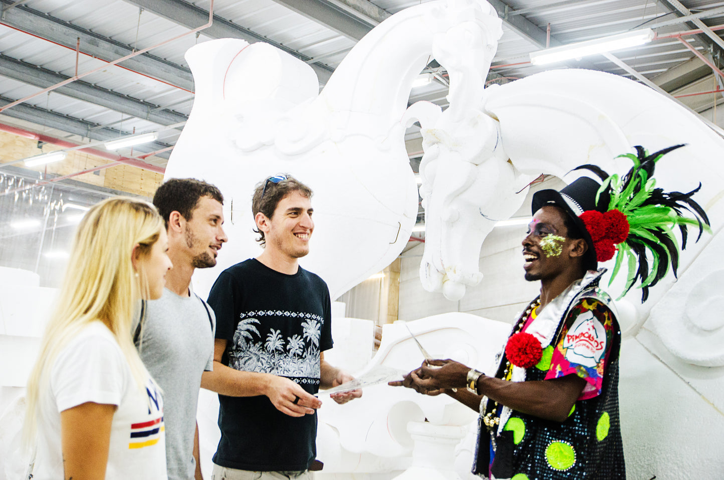 Vive la magia del Carnaval: crea disfraces y visita un taller de una escuela de samba.