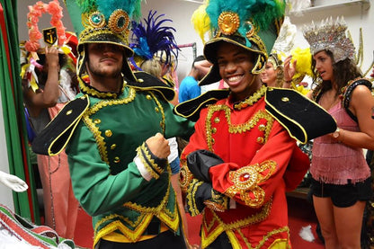 Vive la magia del Carnaval: crea disfraces y visita un taller de una escuela de samba.