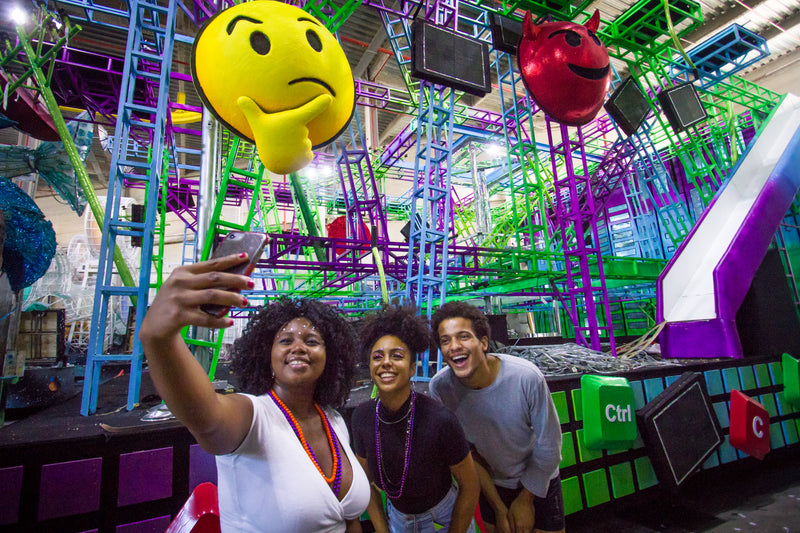 Cargue la imagen en el visor de la galería, Experimente la Magia del Carnaval: Creación de Disfraces y Visita al Salón de la Escuela de Samba
