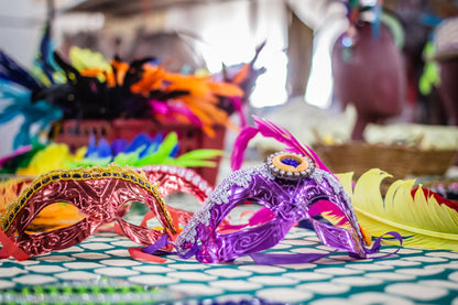 Vive la magia del Carnaval: crea disfraces y visita un taller de una escuela de samba.