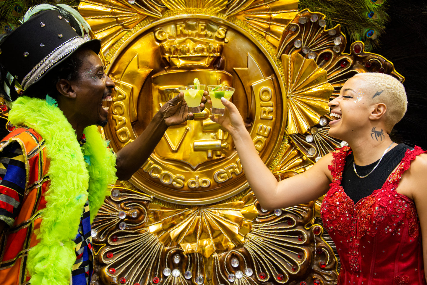 Vive la magia del Carnaval: crea disfraces y visita un taller de una escuela de samba.