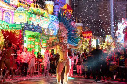 Vive la magia del Carnaval: crea disfraces y visita un taller de una escuela de samba.