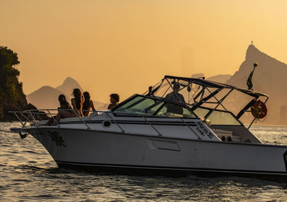 Paseo en barco al atardecer en Río de Janeiro