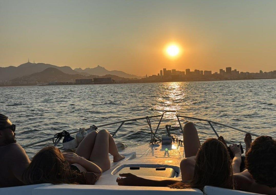 Paseo en barco al atardecer en Río de Janeiro
