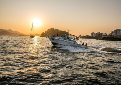 Paseo en barco al atardecer en Río de Janeiro