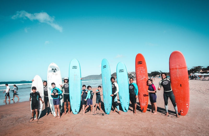 Carregue imagem no visualizador da galeriaAula de Surf em Búzios: Experiência Completa com Instrutor

