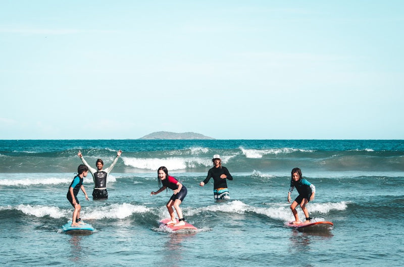 Carregue imagem no visualizador da galeriaAula de Surf em Búzios: Experiência Completa com Instrutor
