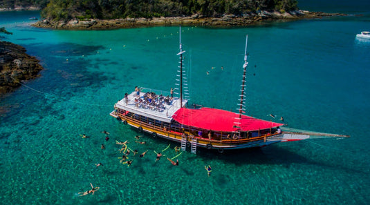 Passeio de Escuna por Angra dos Reis saindo do Cais de Angra
