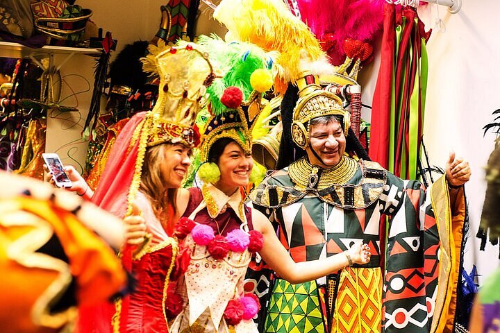 Vive la magia del Carnaval: crea disfraces y visita un taller de una escuela de samba.