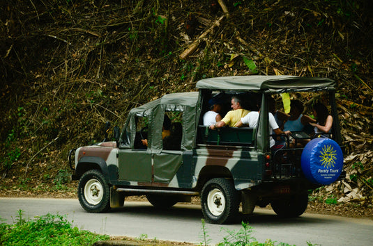 Jeep Tour, Cachoeiras e Engenho da Cachaça  -  Viaje no tempo com a história e cultura regional de Paraty